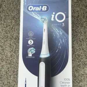 Электрическая зубная щетка Oral-B IO Series 3s