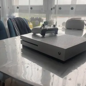 Xbox One S 500gb + много игр