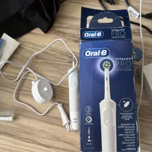 Электрическая зубная щетка Oral-B Vitality Pro